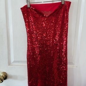 Sparking red strapless dress w a slit